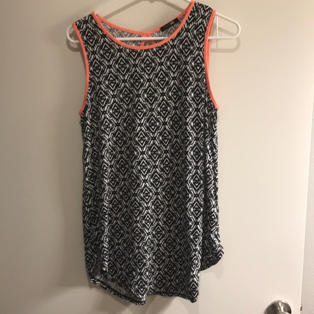 Tank with keyhole back! Super flattering